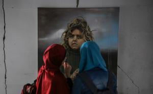 Sanjari među ruševinama: Portreti Palestinaca na srušenim zgradama u Gazi 